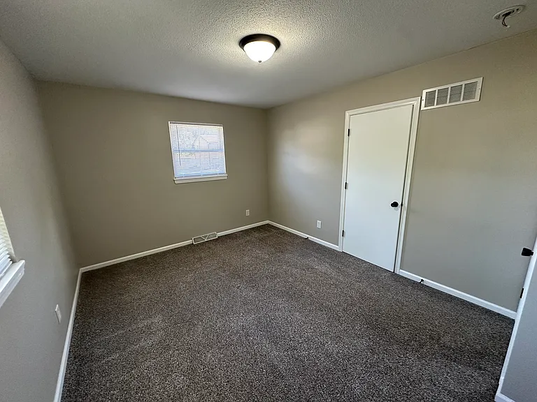 4933 N Oakley Ave — Photo 9