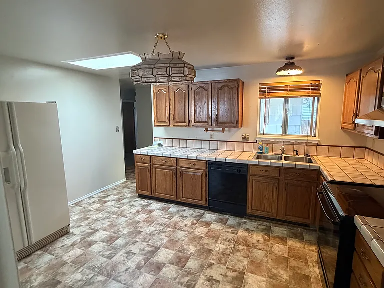 560 Nancy Cir — Photo 4