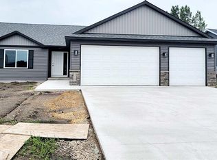 353 Cedar Trail Dr, Le Sueur, MN 56058