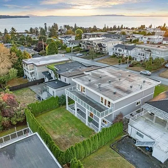 Ewson St, White Rock — Photo 2