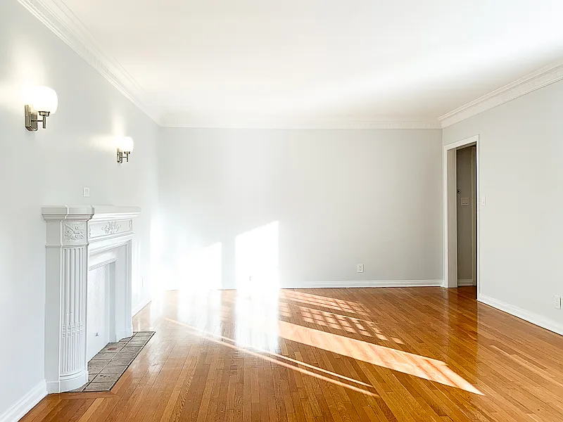Renovated Upper 1 Bed / 1 Bath with Character + Garage Parking Prime K-Town — Photo 3