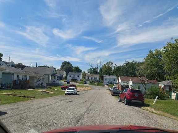 Exterior Neighborhood (street photo)