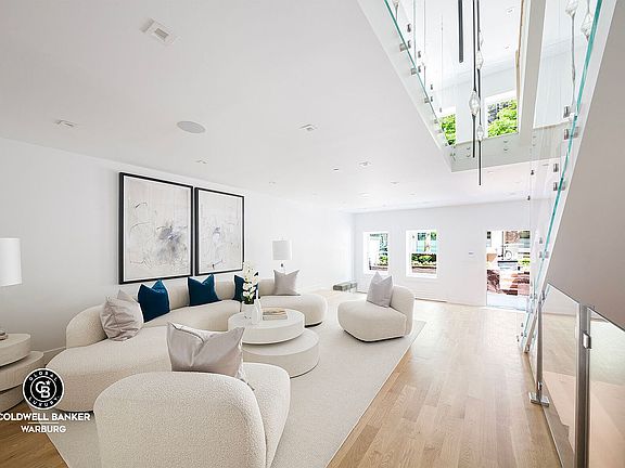 4th image of 250 W 71st St #1