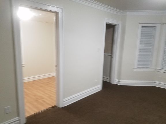 Living room to front bedroom and entrance hallway. Doorway t