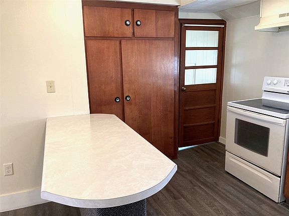 5th image of 324 Sumner St