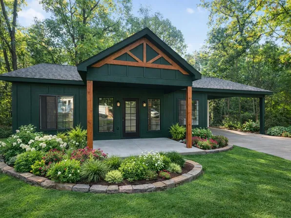 1010 Concord Dr, Lawton, MI 49065