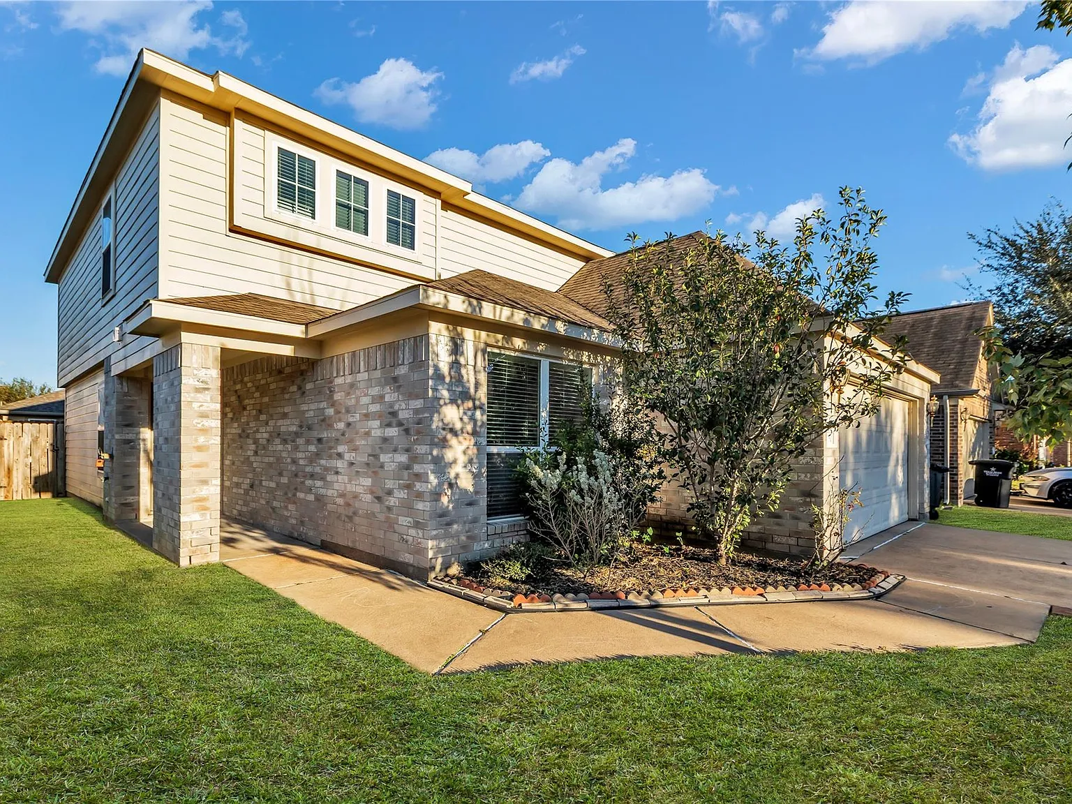 4 bed, 2.5 bath, 2250 sqft, $2,190 — Photo 3