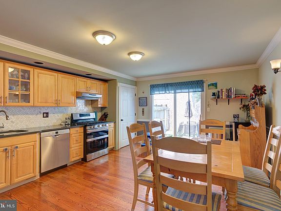 3rd image of 165 Poplar St