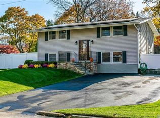 26 Lynx Ln, East Setauket, NY 11733