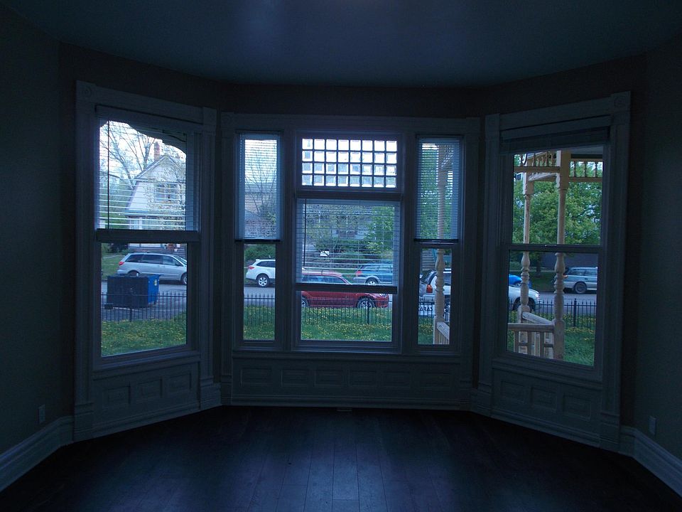 Very cool, spacious front bedroom.