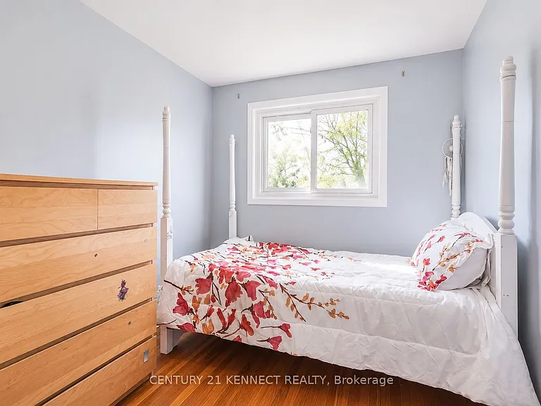 219 Barkley Cres — Photo 9
