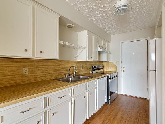 5th image of 906 N Lbj Dr APT 3