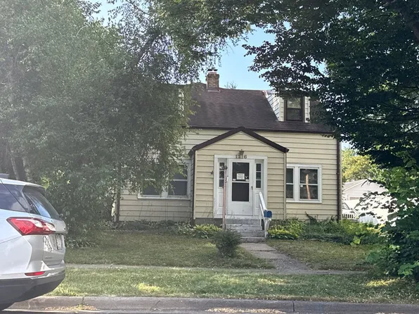 1216 Barnes St, Delavan, WI 53115