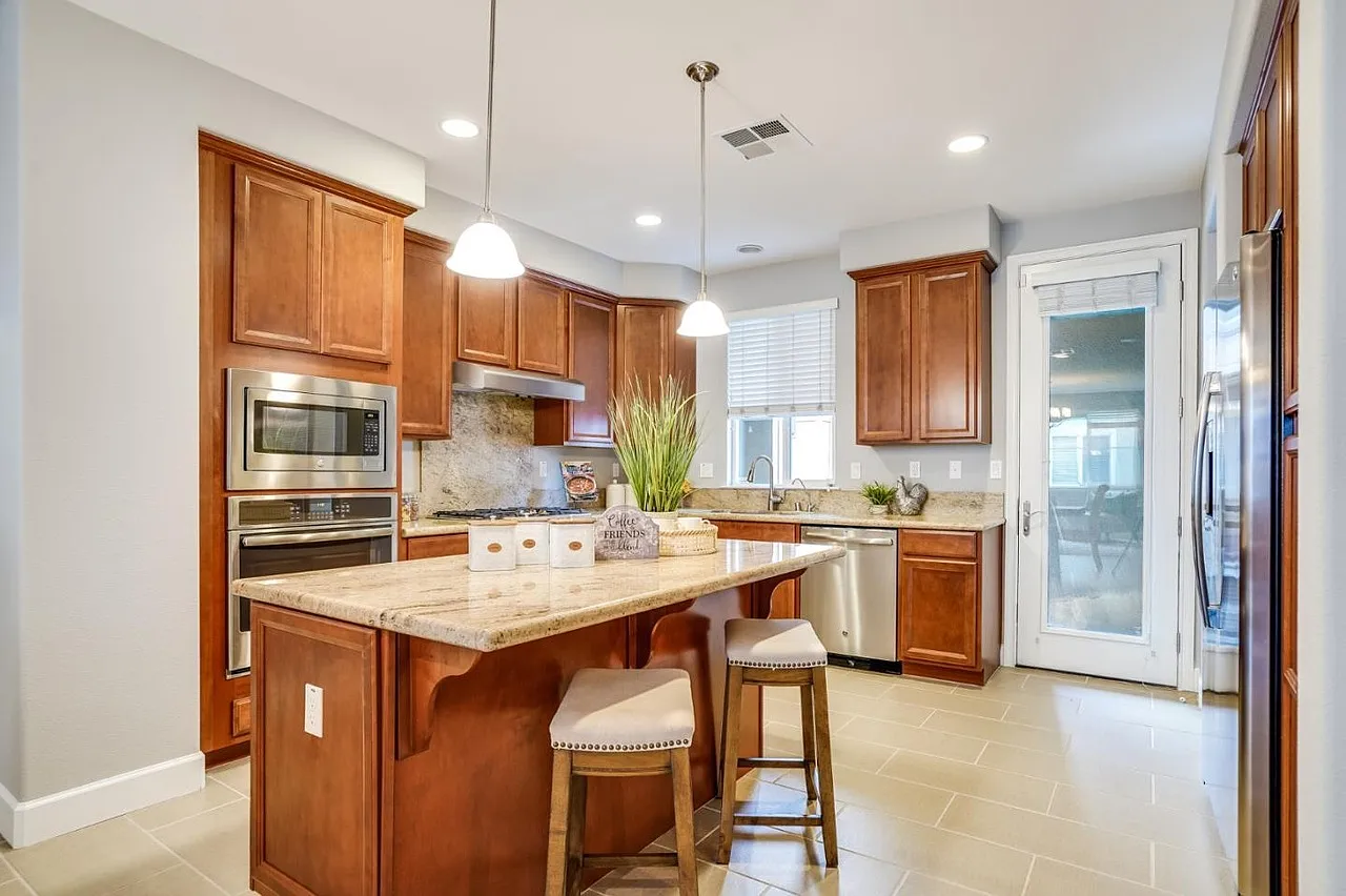 4 bed, 3.5 bath, 1906 sqft, $2,200 — Photo 3