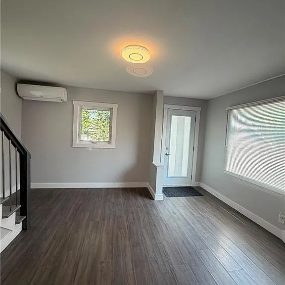 91 Purdy Ave — Photo 5