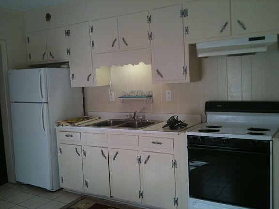 Large Kitchen with new appliances!