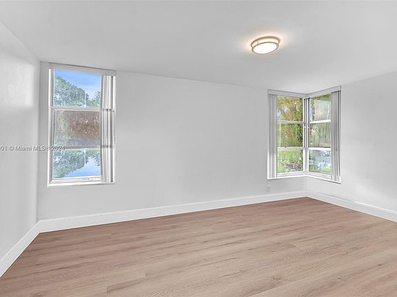 4th image of 942 NE 199th St #1D