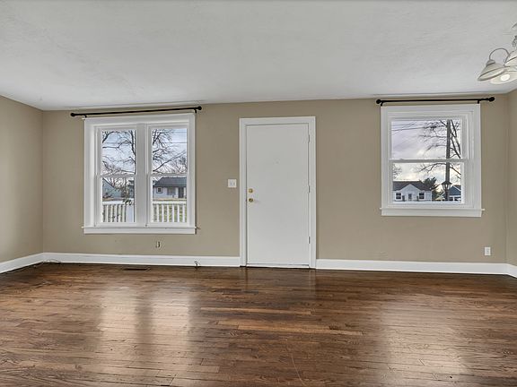 5th image of 307 Spence Cir