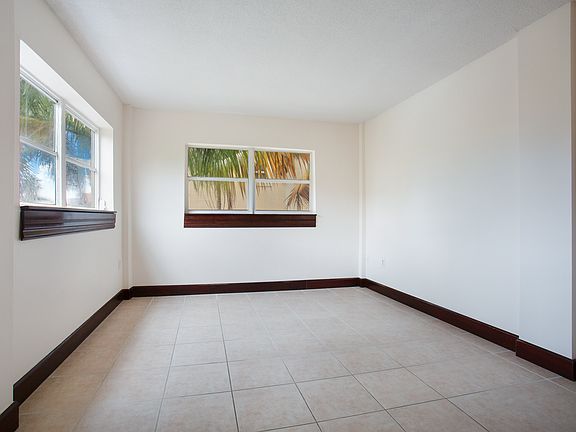 5th image of 3967 NE 168th St APT 304