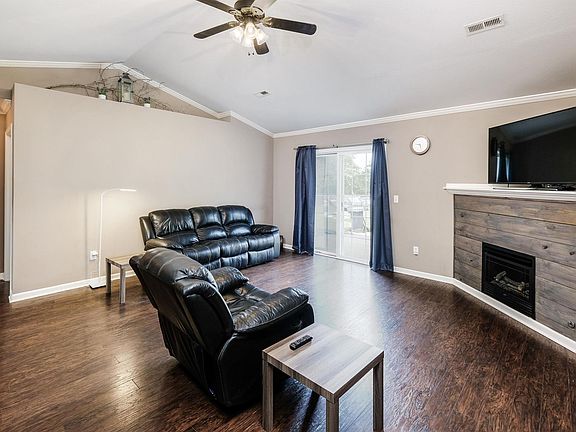 4th image of 135 Kensett Dr