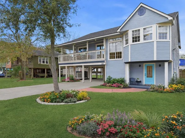 900 Cedar Rd, Clear Lake Shores, TX 77565