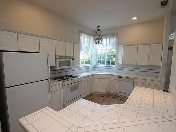 4th image of 1400 Woodbridge Ct