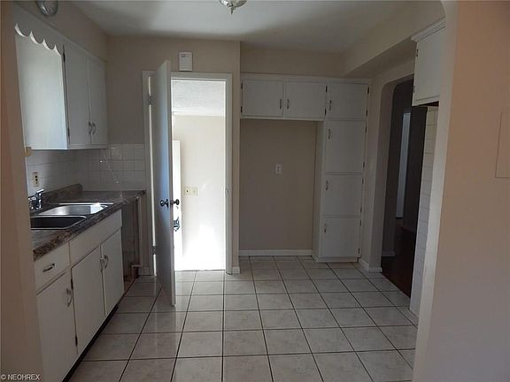4th image of 5694 S Park Blvd