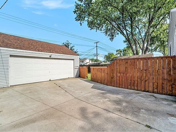 3rd image of 3846 Prairie Ave