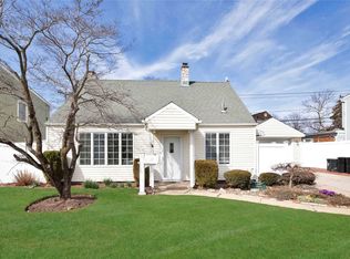 32 Valley Rd, Levittown, NY 11756