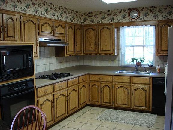 Lots of cabinet and counter space