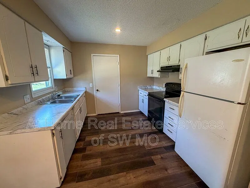 2 bed, 1.0 bath, 1072 sqft, $930 — Photo 3