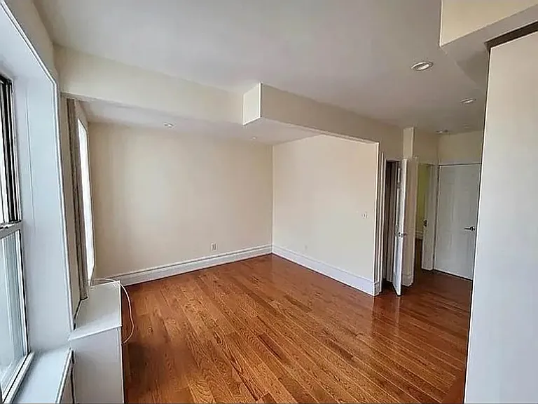 204 W 10th St #92 — Photo 4