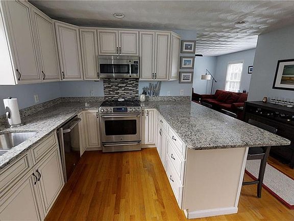 4th image of 17 Kennedy Ave