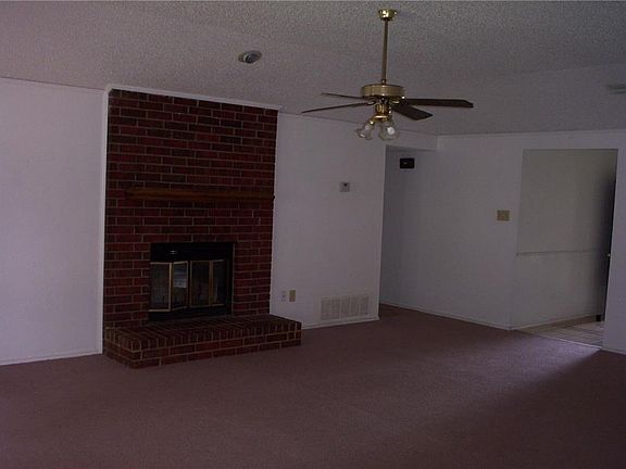 3rd image of 1021 Holly Ln