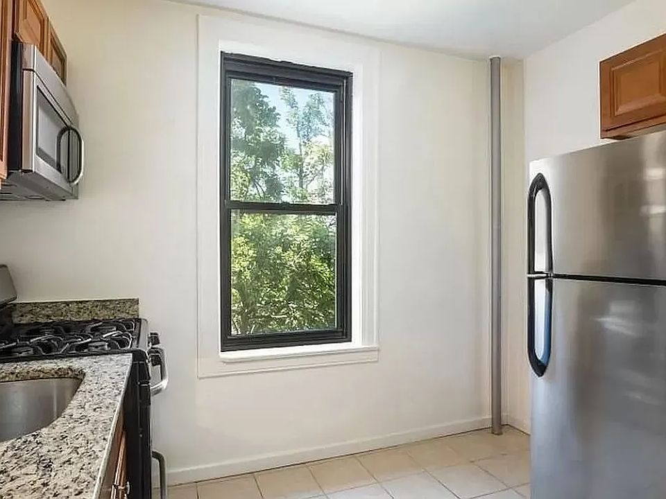 2nd image of 3049 Crescent St APT H1d3