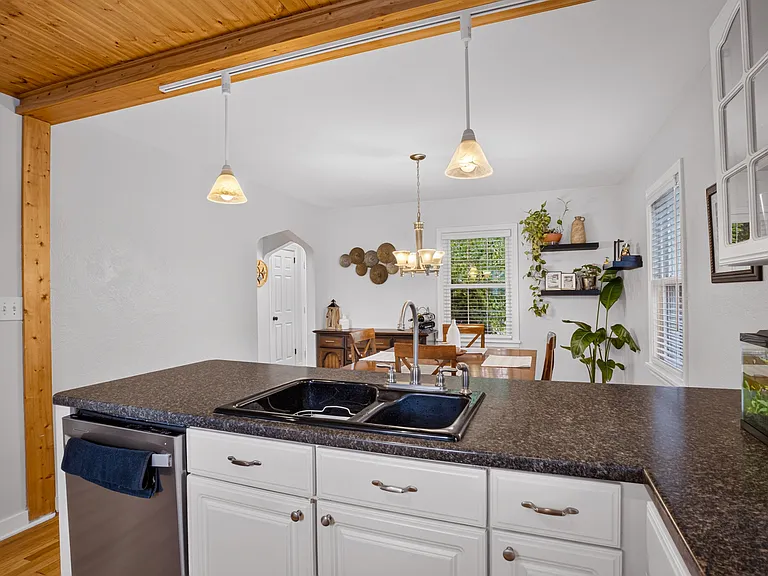 302 Lindsay Rd — Photo 7