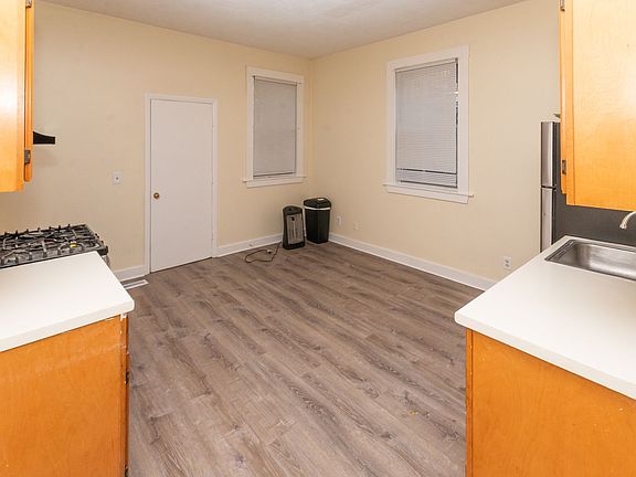 4th image of 81-83 W Cottage St #81-1