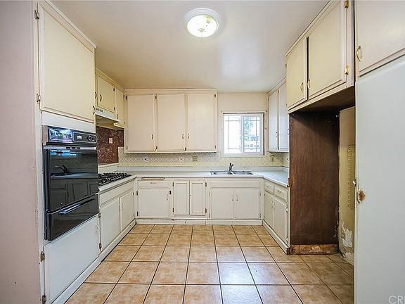 4th image of 906 W 17th St