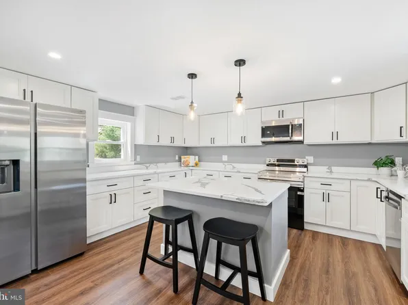 11 Helluva Hill Ln, Glen Mills, PA 19342