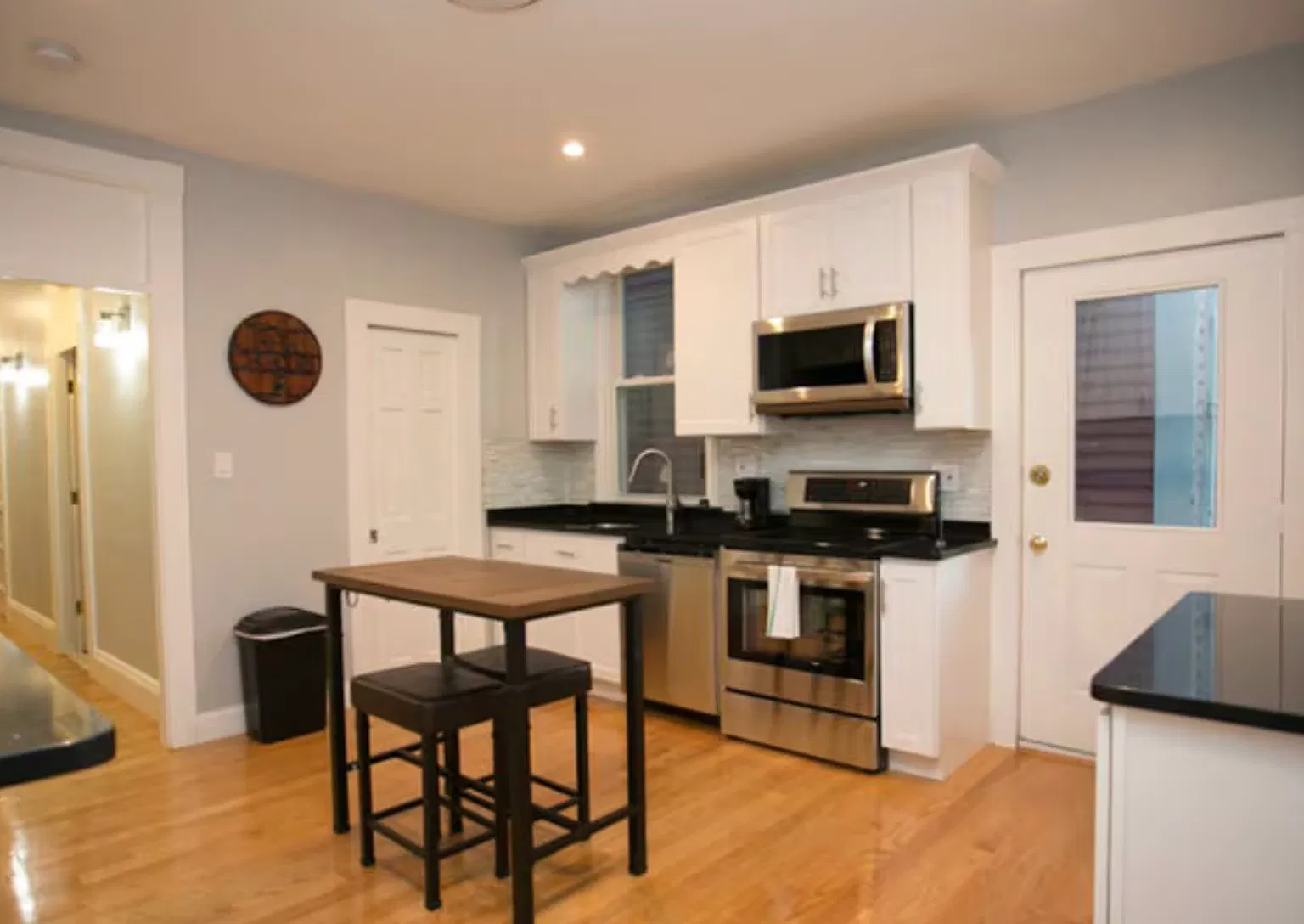 5 bed, 1500 sqft, $8,700 — Photo 3