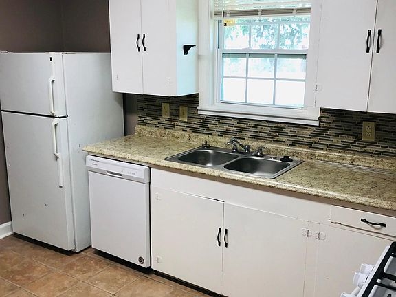 2nd image of 900 Aurora Ave