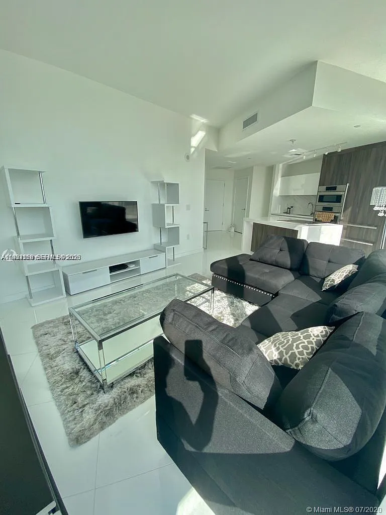 1 bed, $5,000 — Photo 1