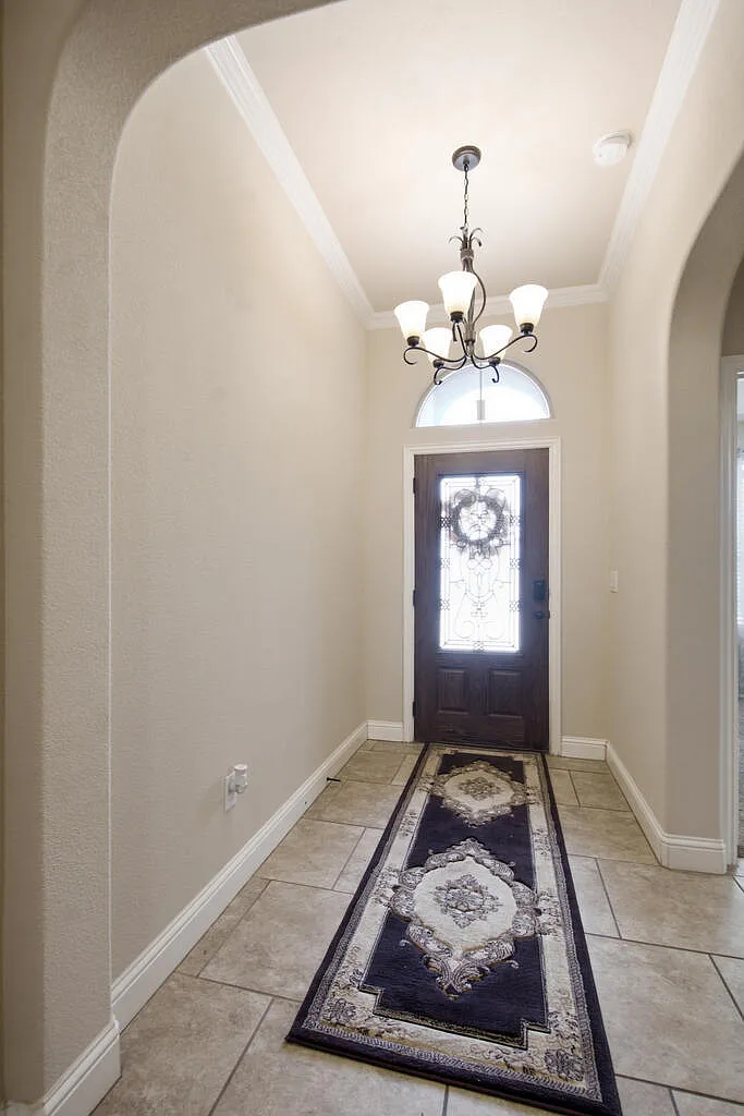 3 bed, 2.0 bath, 2034 sqft, $3,200 — Photo 3