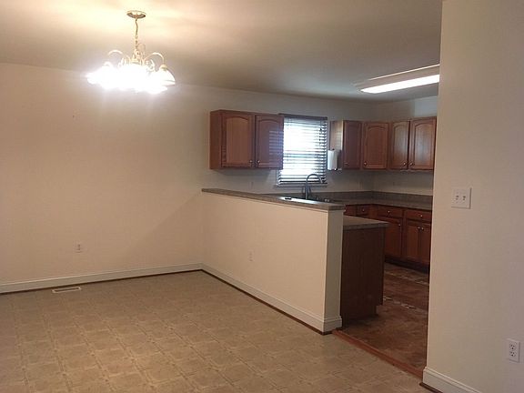 4th image of 107 E 16th St