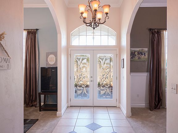 Grand foyer w/high ceilings