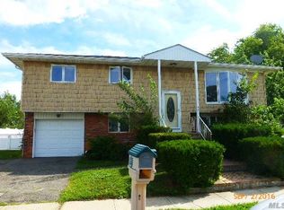 27 Wellbrock St, Lindenhurst, NY 11757