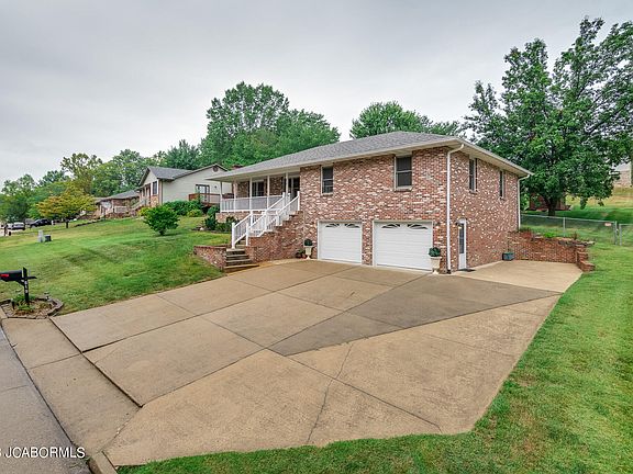 4th image of 819 Troy Dr