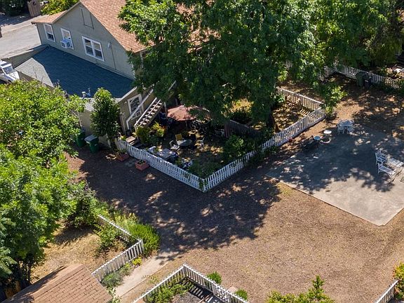 5th image of 141 Pine Ave