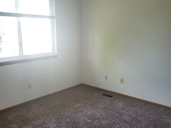 4th image of 4915 Universal Dr