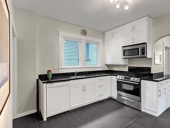 3rd image of 2039 Waverly Pl N
